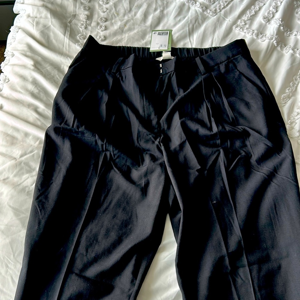 US 14 H&M pleated dress pants black NWT.